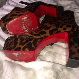 Size 40 Christian louboutin leapord printed heels